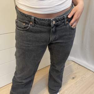 Säljer dessa supersnygga svarta lågmidjade jeans i storlek 30/30❤️ 