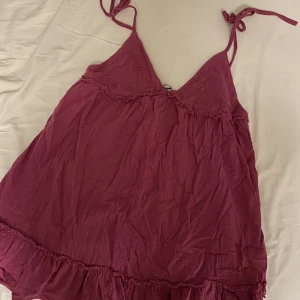 klänning - En jättefin klänning från Pull and Bear som jag endast använt en gång! Fin färg och passar jättebra att använda under sommaren❤️Klänningen är en M men skulle säga att den passar folk från S-L då man kan justera med banden. Skriv för fler bilder💟