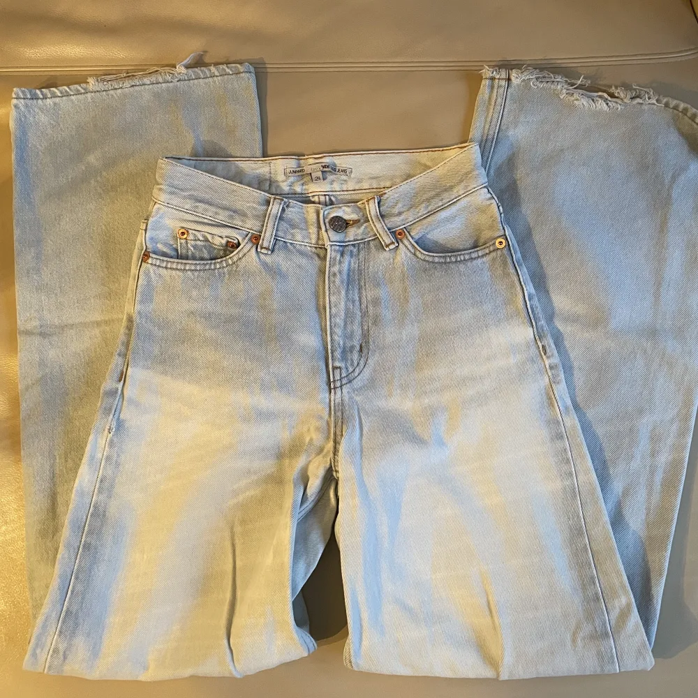 Säljer mina wide leg jeans från junkyard, jeansen har slitningar på botten av byxbenet, men annars är den i bra skick💘Innerbenslängden är 79/80cm. Jeans & Byxor.