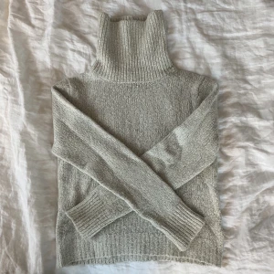 Stickad turtleneck - Mysig stickad turtlenecktröja i ljusgrå färg!