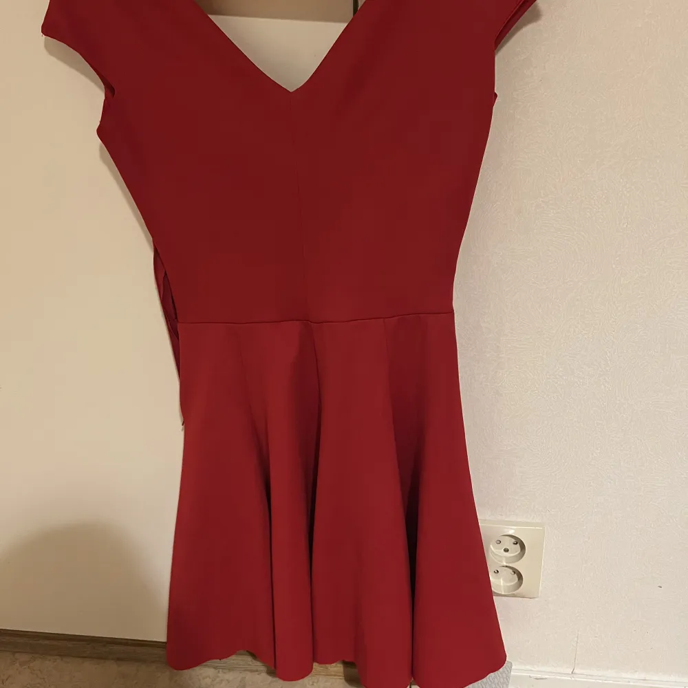 Röd klänning storlek S, aldrig använd . Klänningar.