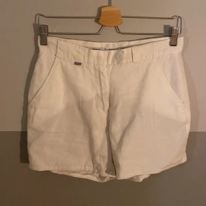 Vita linneshorts - Simpla vita shorts som jag sytt upp själv🤍 passar till allt!  Kan skicka fler bilder för det var så kallt så jag kunde inte ha på mig shorts inomhus ens :)