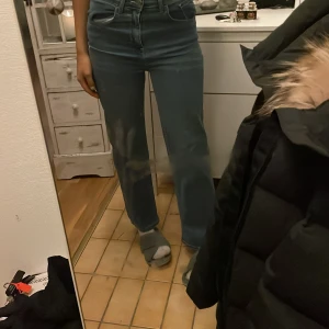 jeans - jättefina jeans men kommer ej till använding, nästan helt oanvända. jätteskönt material, könns inte som ”jeans”