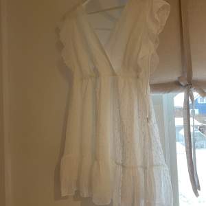 Säljer den här vita klänning som är perfekt till studenten. Aldrig använd, endast testad. Storlek Xs. (Bild 2&3 är lånade)