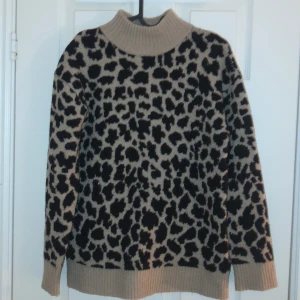 Stickad tröja NA-KD - Säljer min fina stickade tröja från NA-KD i storlek xs men passar som S. Jag har använt den några gånger men den är i fint skick.(köparen står för frakten)❤️