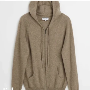 Kashmir zip hoodie - Säljer min jätte fina Kashmir zip hoodie från Davida. Andvänt ett par fåtal gånger. Tröjan har inga defekter och är inte nopprig, skriv för mer bilder🥰❣️