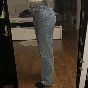 jeans - Jätte söta raka jeans i vanlig blå denim färg (bilderna missvisar), köpta ifrån Carlings🤍 Säljer pga att de inte kommer till användning