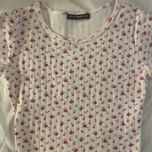Brandy Melville - Topp - säljer min super fina Miranda Melville one size topp som inte säljs längre. Aldrig använd, köparen står för frakten och priset kan såklart diskuteras❤️‍🔥