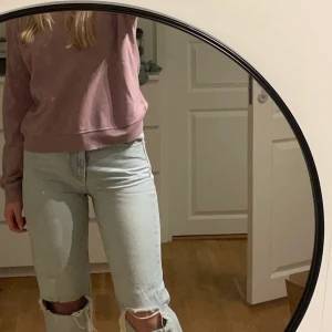 Ljusblå jeans från Gina  - Ljusblå håliga jeans från Gina i storlek 36. Långa på mig som är 175. Ni betalar för frakten!