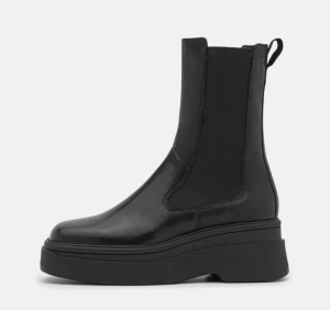 Vagabond skor - Stövlar från vagabond💕endast använda två gånger, har pytte små tecken på skav på insidan( tror de försvinner med lite skomedel) men har i övrigt inga defekter och är så gott som nya💕