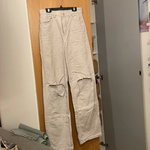 Beiga jeans - Beiga jeans i bra skick förutom en liten blå/grön fläck. Den syns knappt men den finns där.