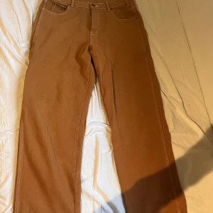 ”Butter” fina bruna skatebyxor - säljer mina superfina Butter skatebyxor, aldrig skrjtade i. Har bara använt dem som vanligt. De är raka i modellen och är lite vida nedtill; som skatebyxor ska vara!  Mått: Ben: 95cm Innerben: 65cm Benöppning :23cm Midja 42cm  Lycka till!