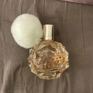 Eau de parfym från Ariana Grande 100ml - Jag säljer denna parfym för jag fick den i födelsedagspresent men fick även en annan som jag gillar mer så denna kommer ej till användning den är använd Max 10 gånger, det är 100 ml i den 