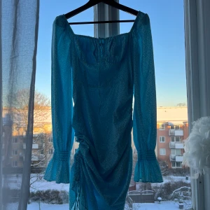 Adoore klänning  - Storlek 38. Använd 1 gång. 