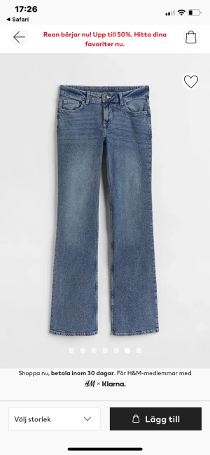 LOW WAIST JEANS BOOTCUT - Intressekoll på mina favvo jeans, från hm och köptes för nån månad sen, men väldigt bra skick💓 sparsamt använda😻 köpta för strax under 300, köp direkt för 200+frakt💘 köparen står för frakten. lågmidjade och bootcut/flared i benen💓 finns fler bilder💋