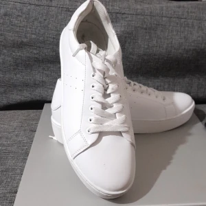 skor - Storlek 38 och den kan man köpa i  XIT dem kostar 499kr. Jag har inte använt dem dem e helt nya.