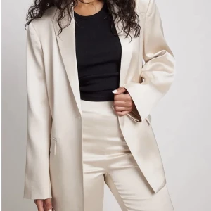 Kavaj NA-KD - Snygg oversized kavaj från NA-KD! Säljs då den inte kommer till användning. Använd en gång så precis som ny, köpt för 800kr💛 Storlek 38! , säljer för 500 