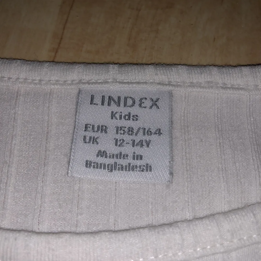 Från Lindex Kids, storlek 158/164. Stor i storleken! Fin att ha på sommaren🙌🏻🥰 Tänker mig ett pris runt 90kr, hör av dig privat om du vill köpa den🥰. T-shirts.