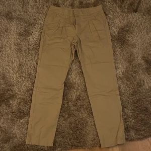 Beiga kostymbyxor  - Beiga kostymbyxor från Ellos, köpta via sellpy, storlek 38. Säljer då de var fel storlek.