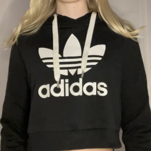 Adidas hoodie cropped  - En croppad hoodie från adidas som jag knappt har använt, funkar bra för träning🫶🏼