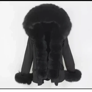 Vinter jacka - Säljer min vinter jacka då den inte kommer till användning den är använd under 1 vinter och är i super bra skick inuti jackan vid armen så är det extra lagret som inte sitter fast men det är inget man tänker på eller ser. 