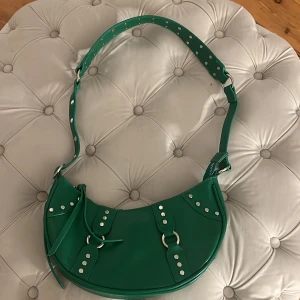 Grön väska - Grön väska från stradivarius med snygg nitdekor! Använd en gång och är i nyskick. Köparen står för frakt ❤️