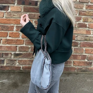 Stella väska  - Lägger ut igen pga oseriösa köpare, Säljer denna Stella väskan som är köpt på plick, har inget kvitto därav priset, gärna snabb och enkelt köp så kan vi diskutera priset 