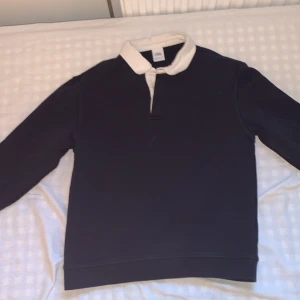 Tenniströja och sktjorta - Tenniströjan är lite minskad och passar storlek S perfekt. Sktjrotan är storlek XS. 150 styck 200 för båda 