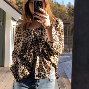 Blus - Leopard mönstrad blus från Kappahl i storlek 36