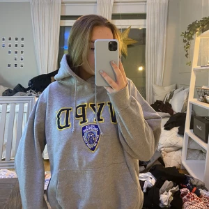 Hoodie coolt tryck  - Säljer denna hoddie som jag köpt second hand då den inte är min stil längre💗 Tjock material och bra kvalitet💕