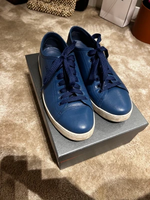Prada  - Sneakers från prada Kommer med låda 