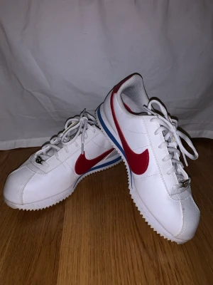 Nike Cortez, Storlek 38,5 - Vita sneakers, Nike cortez - ett par klassiker. Använda en gång! De förtjänar en bättre plats där de blir använda. 🥹Storlek 38,5. 