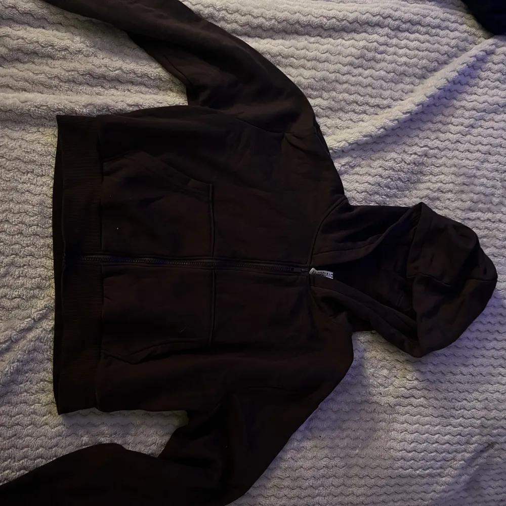 En brun kortare hoodie från h&m  Knappt använd🤎🤎. Tröjor & Koftor.