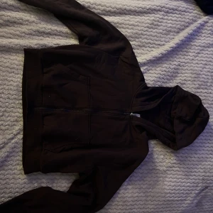 Cropped hoodie - En brun kortare hoodie från h&m  Knappt använd🤎🤎
