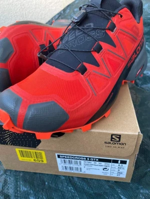 Salomon Speedcross 5 GTX - Salomon Speedcross 5 GTX gore-tex terräng/trail löparskor. Nya med tags och originalkartong.  Storlek EU 42 2/3 - UK 8.5 - US 9 Färg: Orange/Svart  Priset är inkl. frakt.