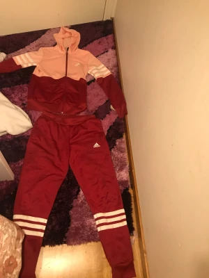 Adidas tracksuit  - Koftan kostar 300 Byxorna kostar 250 Köper man båda kostar det 429 ist för 550