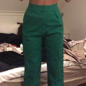 Gröna kostymbyxor - Jättecoola gröna kostymbyxor! Helt oanvända! Formar midjan och höfterna väldigt fint. För referens är jag 170cm lång! Köparen står för frakten💕 priset kan oftas diskuteras och kan även ge paketpris så kika gärna in de andra jag säljer
