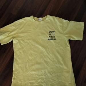 T-Shirt - Tis a shirt Oversized.   I am 178cm tall and 76kg