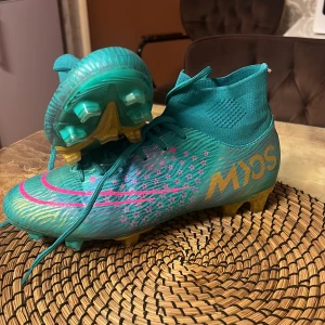 Nike - Jag säljer dessa skorna för jag har 2 par skor. De är jättefina o den har finna färger. De är sjöna på