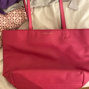 Victoria secret väska - Victoria secret benskada som är ganska stor och rosa. Priset ink frakt är 310 kr.