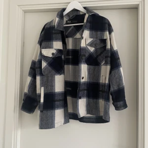 Rutiga jackan  - Säljer för 300kr den här populära jackan från zara. Storlek M och använt den några gånger. Köparen står för frakten.