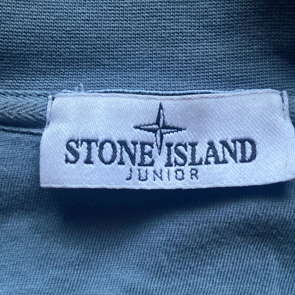 Säljer min Stone Island hoodie med dragkedja. Bra skick.  Nypris: 1700kr men säljs inte längre vad jag har sett. Fraktar och möts upp i Stockholm. Pris kan diskuteras . Tröjor & Koftor.