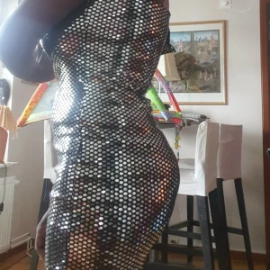 Super fin paljet klänning  - Säljer dem eftersom de passar mig inte 