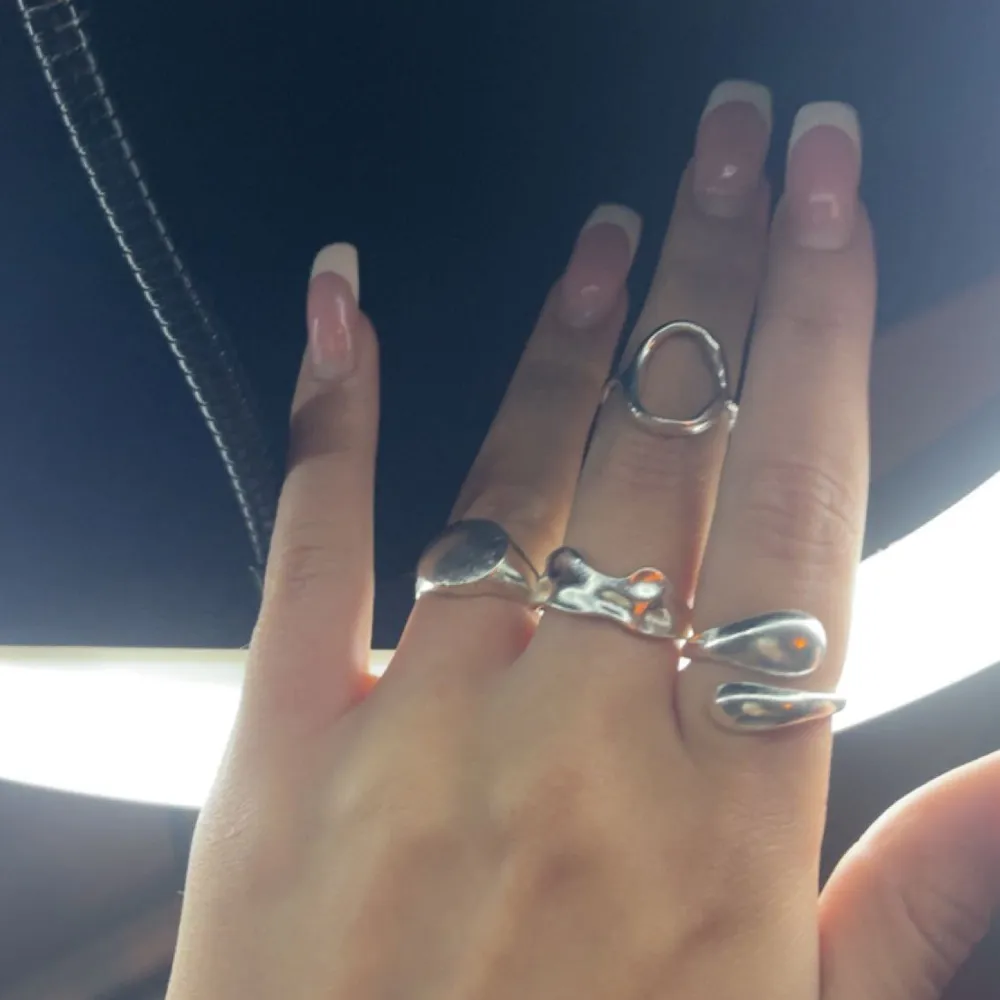 4st silver ringar som aldrig kommit till användning. Vid frågor är det bara att kontakta mig 🦋. Accessoarer.