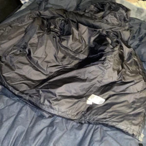 Ellesse vinterjacka  - Säljer nu min Ellesse vinterjacka efter som den inte kommer till användning, användt den 1-2 veckor så är helt ny skick inga hål eller nått, den är jätte varm och bekväm pris är inte skrivit i sten 