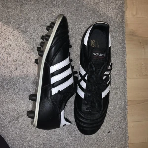 Adidas fotbollsskor strl 43 - Säljer dessa adidas fotbollsskor som är endast använda någon enstaka gång i strl 43.