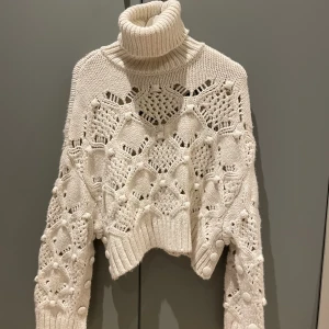 Stickad polo tröja - Stickad polo tröja i créme vit färg. Från zara. Nypris ca 350kr. Använd 2 gånger. Stl s