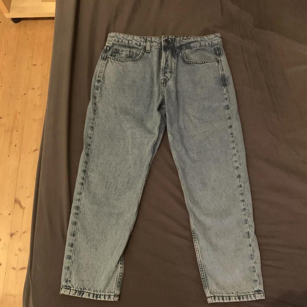 Storlek: W30 L30 Stil: Relaxed fit Skick: ny Snitt: rak Tyg Denim, 100% bomull. Farkut & Housut.