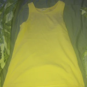 Linne  - Linnet är gult,fint och skönt att ha på sig .