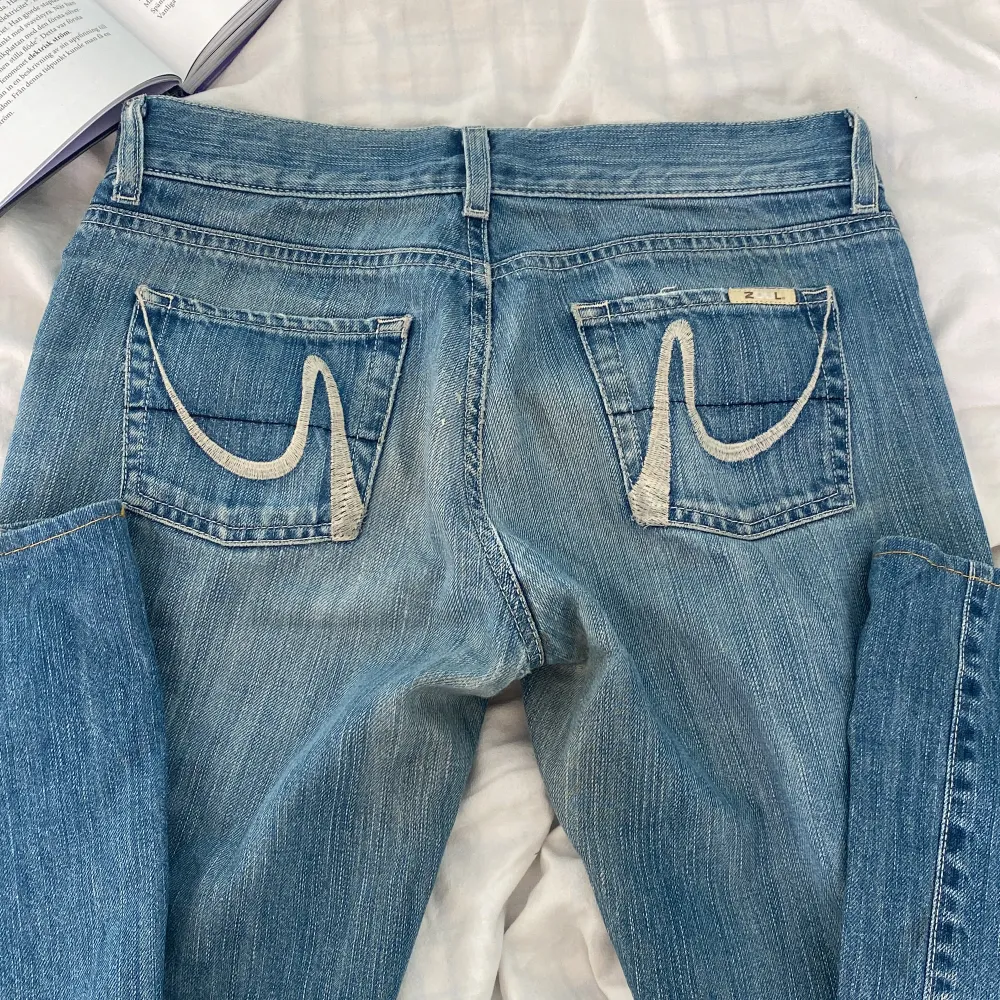 Ett par asballa lågmidjade jeans, som tyvärr inte kommer till användning 💕Speciella, coola fickor och jeansen är knappast använda. 🤗 Står 38 i storleken men skulle säga att de anpassar sig mycket. ❤️ - Midjemått rakt över: 38 cm. - Innerbenslängd: 72 cm. . Jeans & Byxor.